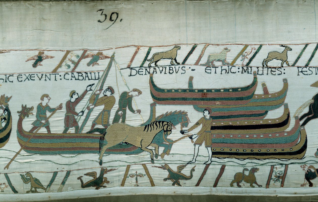 Podbij Anglię przez księcia Normandii Wilhelma Zdobywcę (1027-1087) w 1066 r.: Normandzkie statki pływają po angielskim wybrzeżu. Koń ciągnie łódkę na korytarz. Detal gobelinu z Bayeux lub haftu królowej Matyldy autorstwa Unknown artist