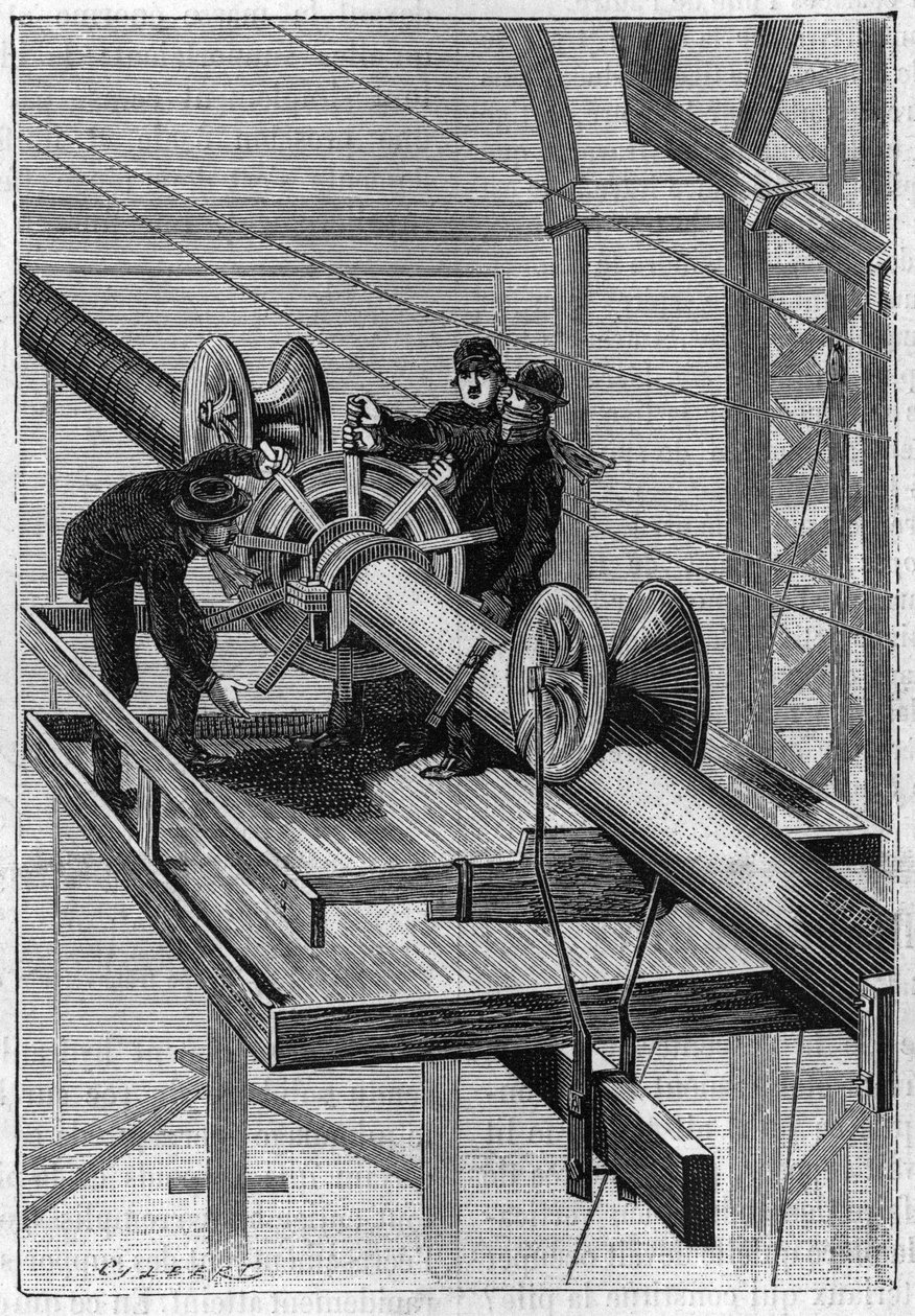 Budowa mostu Brooklyn Bridge w Nowym Jorku: Maszyna używana do pokrycia 19 kabli wtórnych stalowym drutem spiralnym w jeden kabel. Grawerowanie z 1883 roku. autorstwa Unknown artist