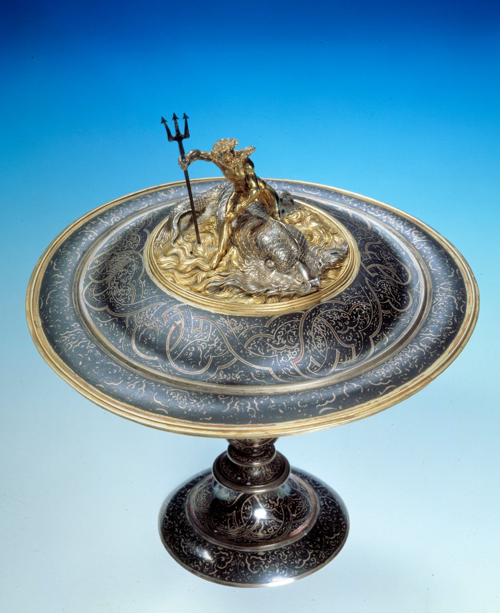 Kubek pokryty srebrną niellą i złotem zwieńczony statuetką Neptuna. Paryż pod koniec XVI wieku. Muzeum w Luwrze autorstwa Unknown artist