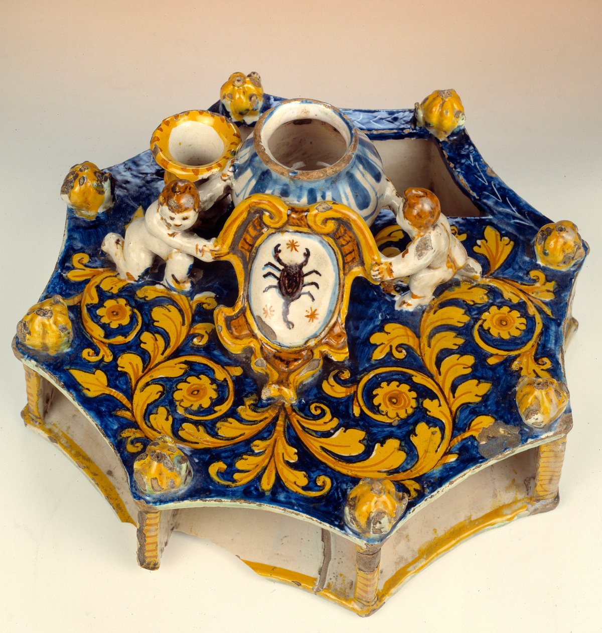 Ośmiodcinkowe pismo wykonane z majoliki (maiolica) w kolorze ciemnoniebieskim, żółtym i jasnozielonym. 1560-1570 Enouen, Narodowe Muzeum Renesansu autorstwa Unknown artist
