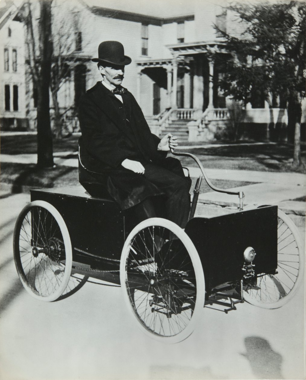 Henri Ford wyjechał swoim pierwszym samochodem benzynowym na ulice Detroit w 1896 roku (czterokołowiec z przekładnią łańcuchową), kolekcja Privee autorstwa Unknown artist