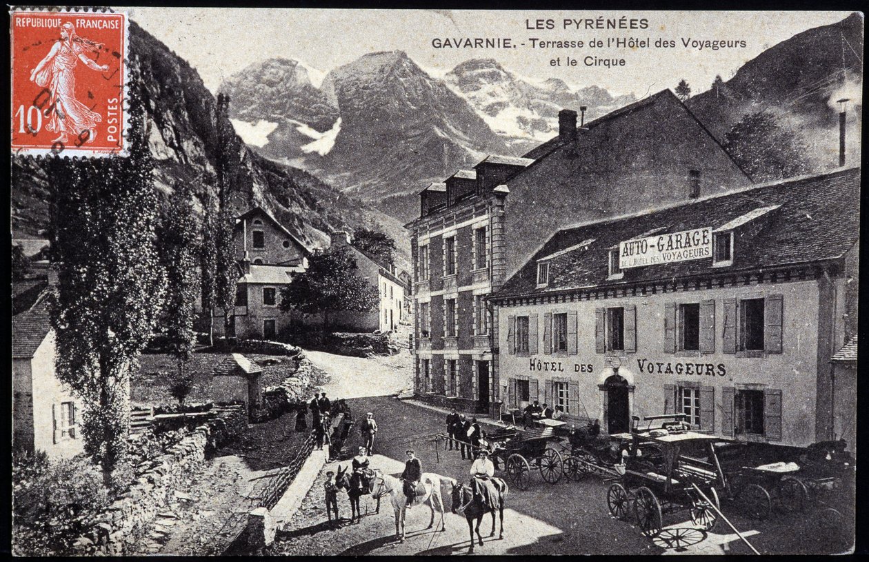 Les Pyrenees, Gavarnie: taras hotelu des Voyageurs i cyrk - pocztówka, koniec XIX wieku autorstwa Unknown artist