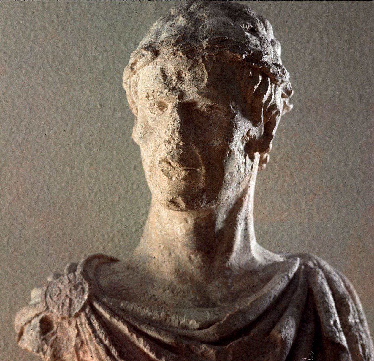Popiersie wapienne cesarza Fryderyka II Hohenstaufów (1194-1250) 1245-1250. Barletta, Museo Civico autorstwa Unknown artist