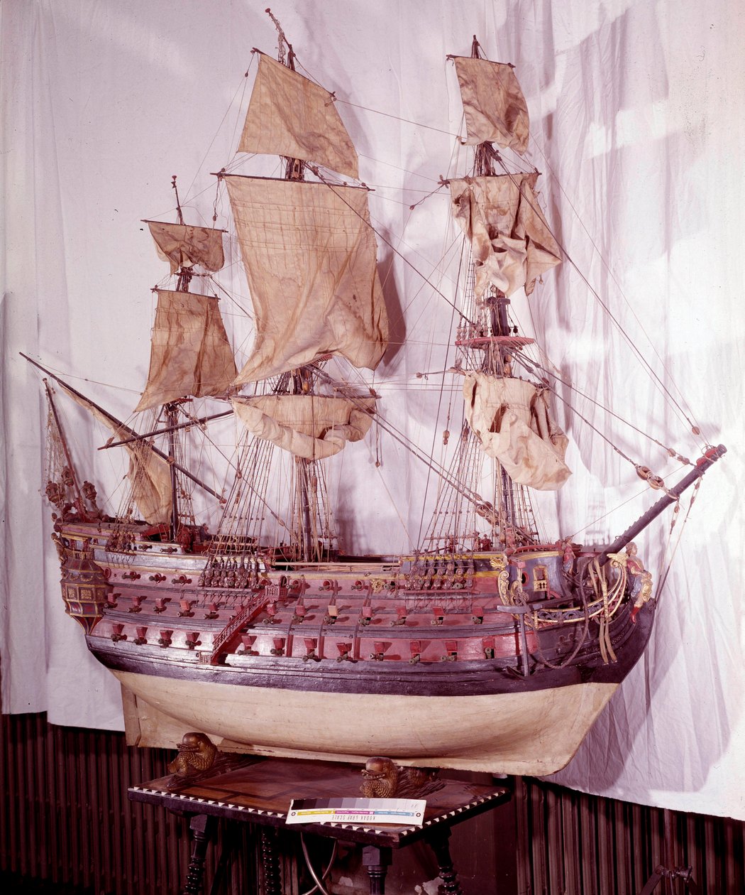 Marynarka Wojenna: miniaturowy model okrętu z trzema pokładami, broń składająca się z 92 dział. XVII wiek. Madryt, Muzeum Armee autorstwa Unknown artist
