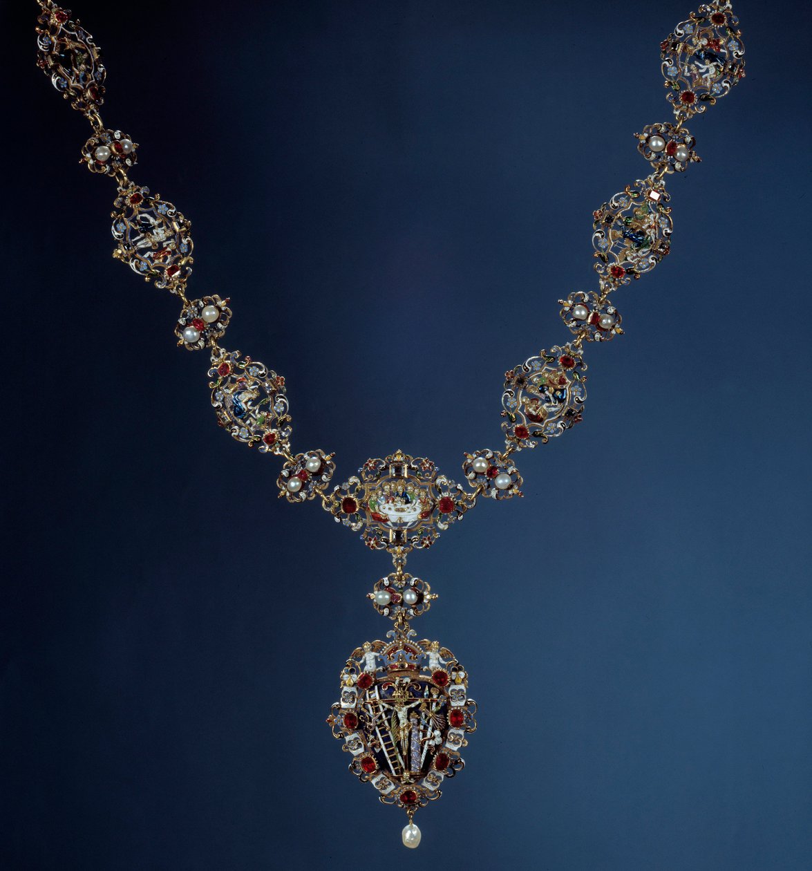 Naszyjnik cesarza Świętego Cesarstwa, króla Czech i króla Węgier Rodolfa II (1552-1612) z emalii, złota i szlachetnego kamienia z wisiorkiem przedstawiającym sceny Męki Pańskiej. 16 wiek. Paryż, Luwr autorstwa Unknown artist