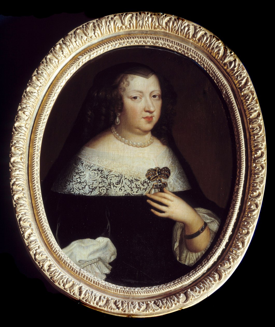Portret Anny Austriackiej (1601-1666) Królowej Francji. Nosi perłowe klejnoty, wisiorek ozdobiony drogocennym kamieniem w kształcie krzyża i bransoletkę na lewym nadgarstku. Anonimowe malowanie autorstwa Unknown artist