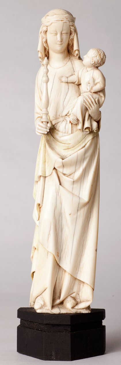 Statua. Madonna z Dzieciątkiem. Dar Mgr Cantineau, dziekana kapituły katedralnej. Kość słoniowa. 13 wiek. autorstwa Unknown artist