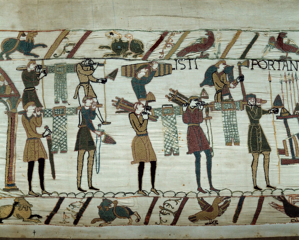 Broń i wino są sprowadzane na statki podczas tankowania na podbój Anglii przez floty Wilhelma Zdobywcy (1027-1087) w 1066 r. Fragment gobelinu z Bayeux lub Haftu królowej Matyldy autorstwa Unknown artist