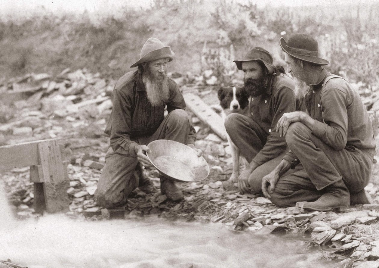 Trzech ludzi filtrujących ziemię w celu zdobycia złota: Poszukiwacze złota w południowej Dakocie w Rockerville. Fotografia 1889. autorstwa Unknown artist