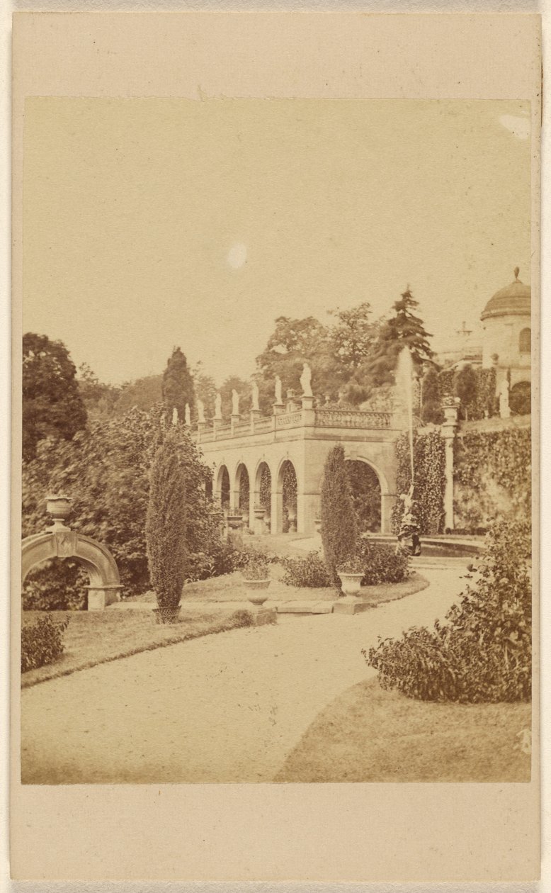Alton Gardens - plac i fontanna autorstwa Unknown artist