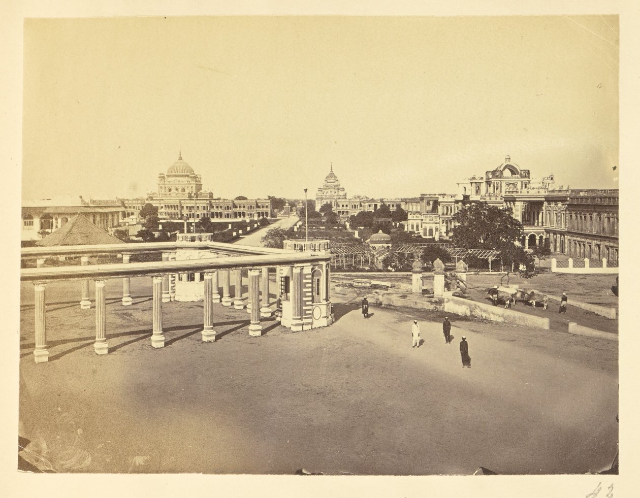 [Żłobkowane kolumny i dziedziniec w Kaiserbagh, Lucknow]. autorstwa Unknown artist