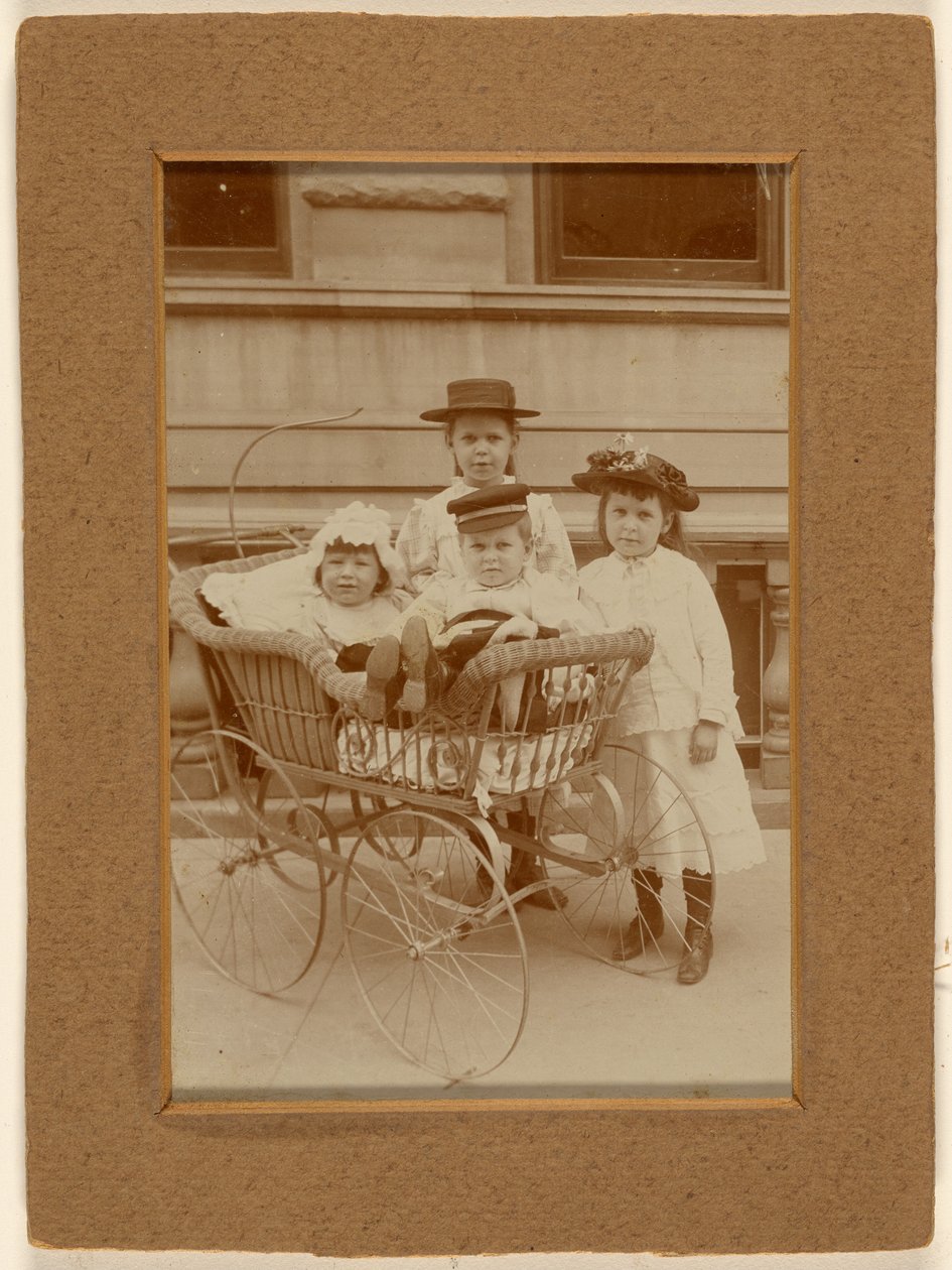 [Czworo dzieci w Nowym Jorku: dwoje w wózku, dwoje na stojąco]. autorstwa Unknown artist