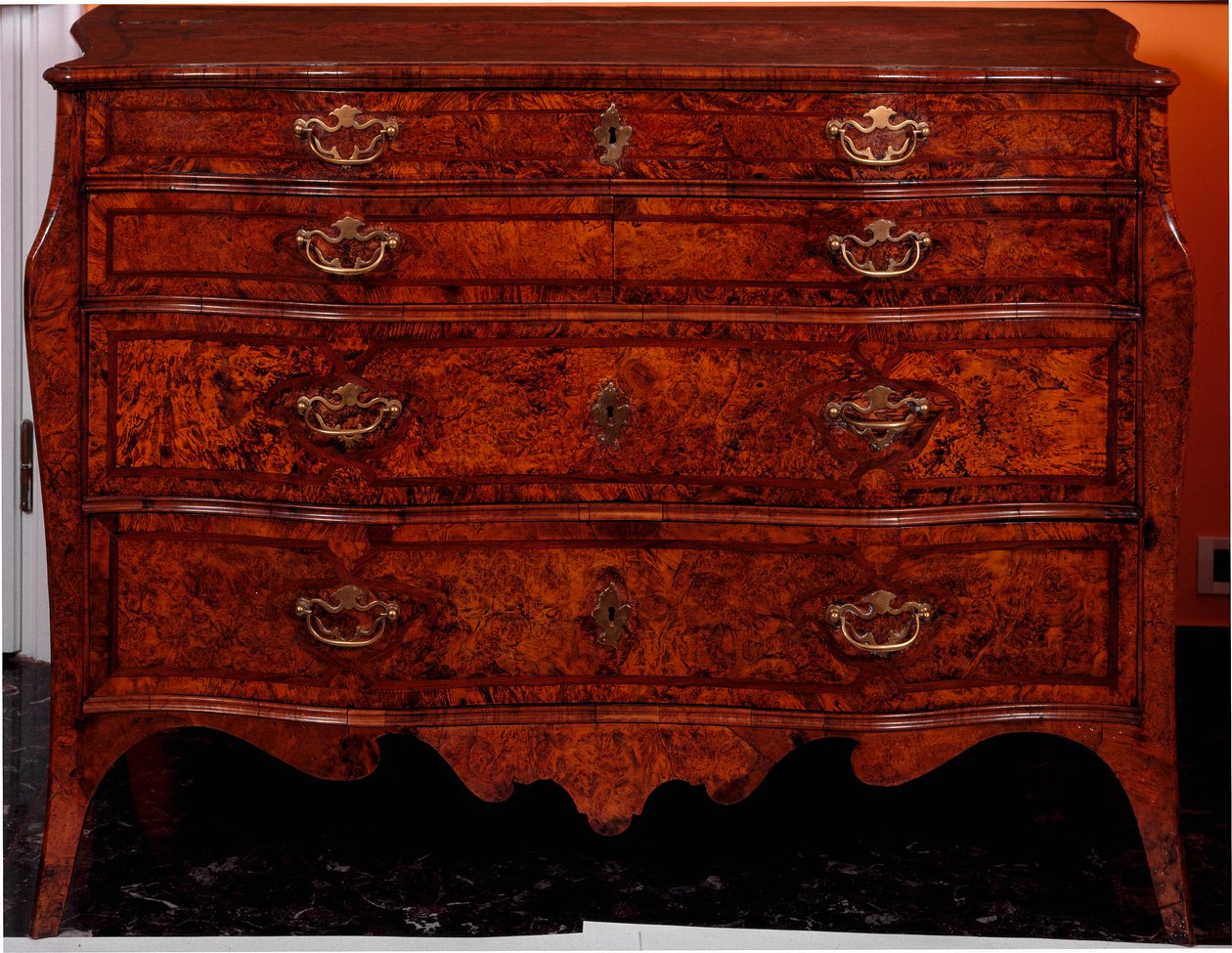 Meble: komoda wykonana z drewna cedrowego. 1735-1745 ok. Ciemny. 97x137x68 cm Kolekcja prywatna autorstwa Unknown artist