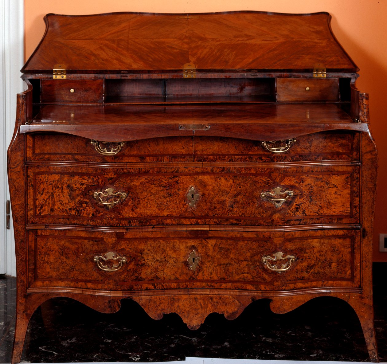 Meble: komoda wykonana z drewna cedrowego. 1735-1745 ok. Ciemny. 97x137x68 cm Kolekcja prywatna autorstwa Unknown artist