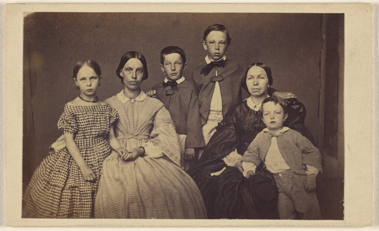 [Grupowy portret rodzinny, dwie kobiety i czworo dzieci]. autorstwa Unknown artist