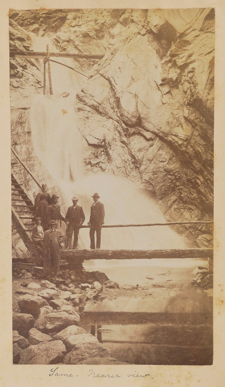 [Grupa ludzi przy wodospadzie Seven Falls, Cheyenne Cañon, Kolorado]. autorstwa Unknown artist