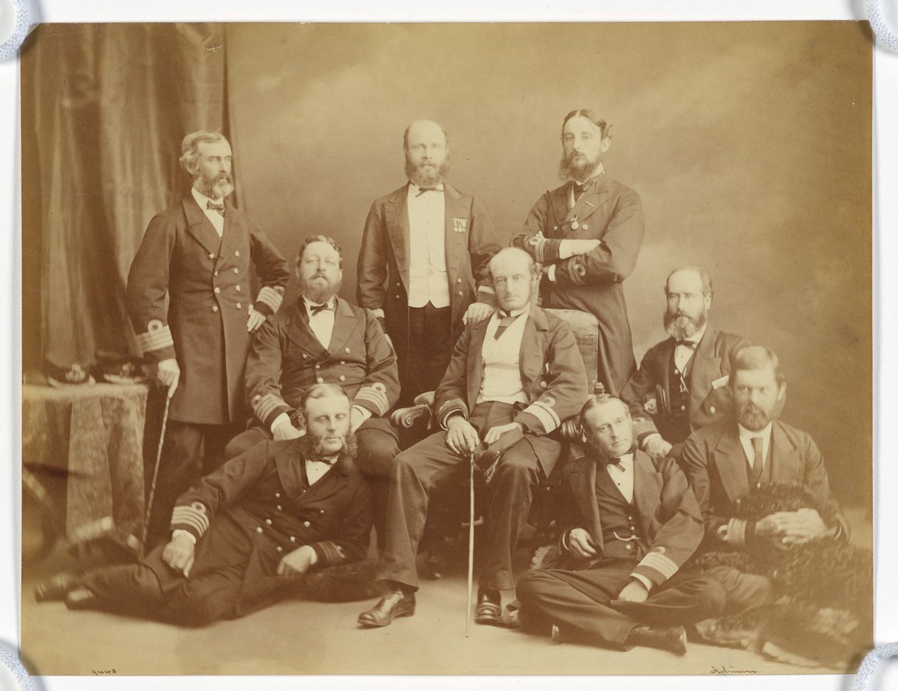[Portret grupowy oficerów marynarki wojennej]. autorstwa Unknown artist