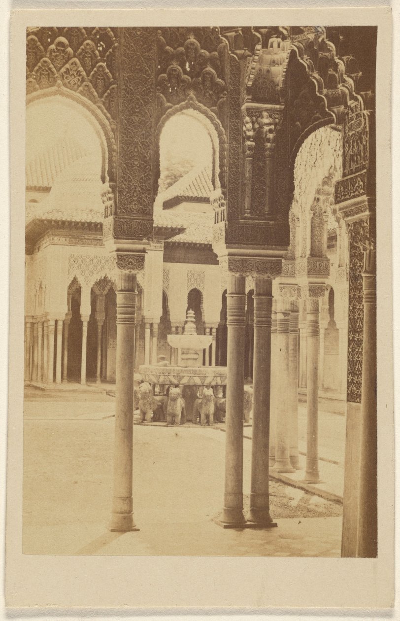 [Widok wnętrza kolumn, Alhambra]. autorstwa Unknown artist