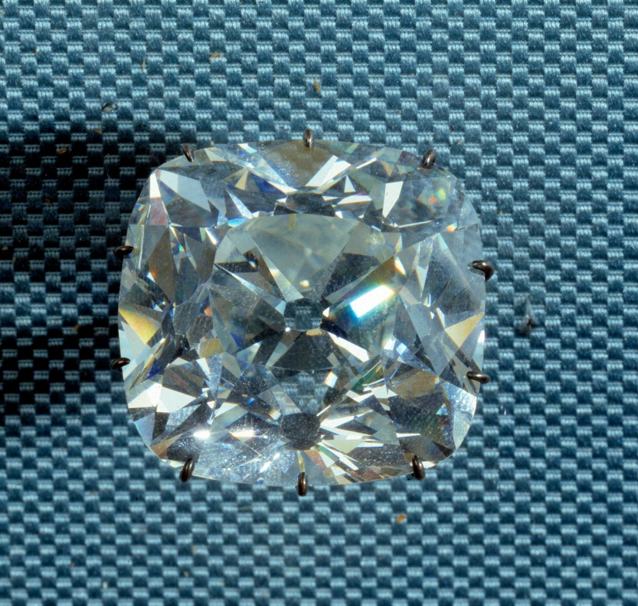 Klejnot: diament znany jako Le Regent, nabyty przez Thomasa Pitta, gubernatora fortu Madras w 1702 roku, kupiony od Pitta przez regenta Filipa II, księcia Orleanu (1674-1723) w 1717 roku. Paryż, Luwr autorstwa Unknown artist