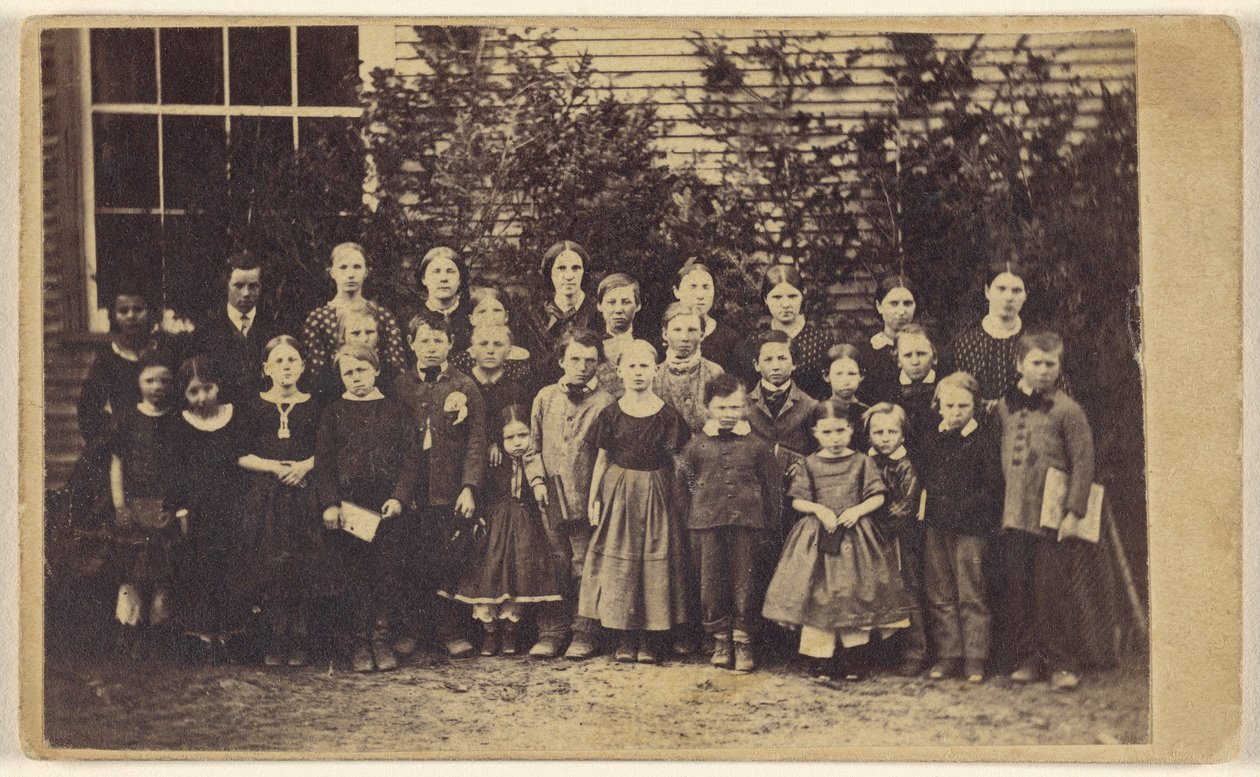 [Duża grupa uczniów z nauczycielami, wszyscy stoją]. autorstwa Unknown artist