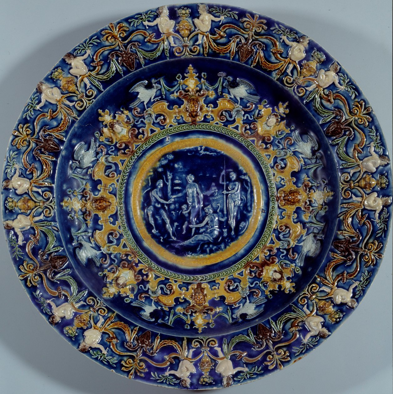Duże polichromowane naczynie fajansowe z przedstawieniem Sądu Paryskiego. 1550-1600 autorstwa Unknown artist