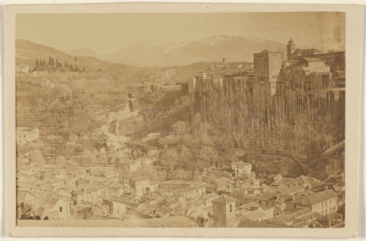 [Panoramiczny widok na Alhambrę, Granada, Hiszpania]. autorstwa Unknown artist