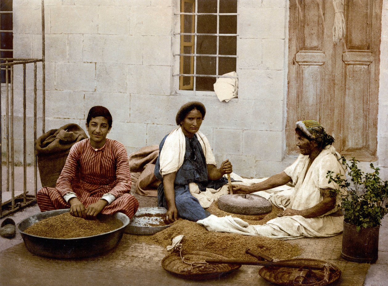 Chłopi formujący pszenicę w Jerozolimie. Photochrome SD. w latach 1890-1900. autorstwa Unknown artist