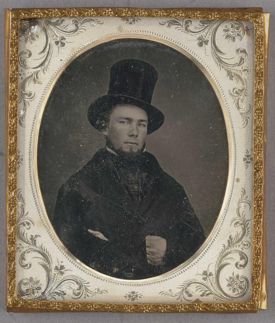 [Portret siedzącego mężczyzny z wąsami w kapeluszu]. autorstwa Unknown artist