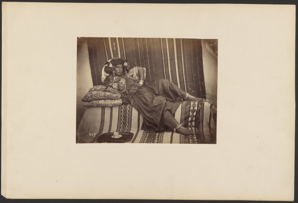 [Leżąca algierska odaliska, plemię Ouled Nail]. autorstwa Unknown artist