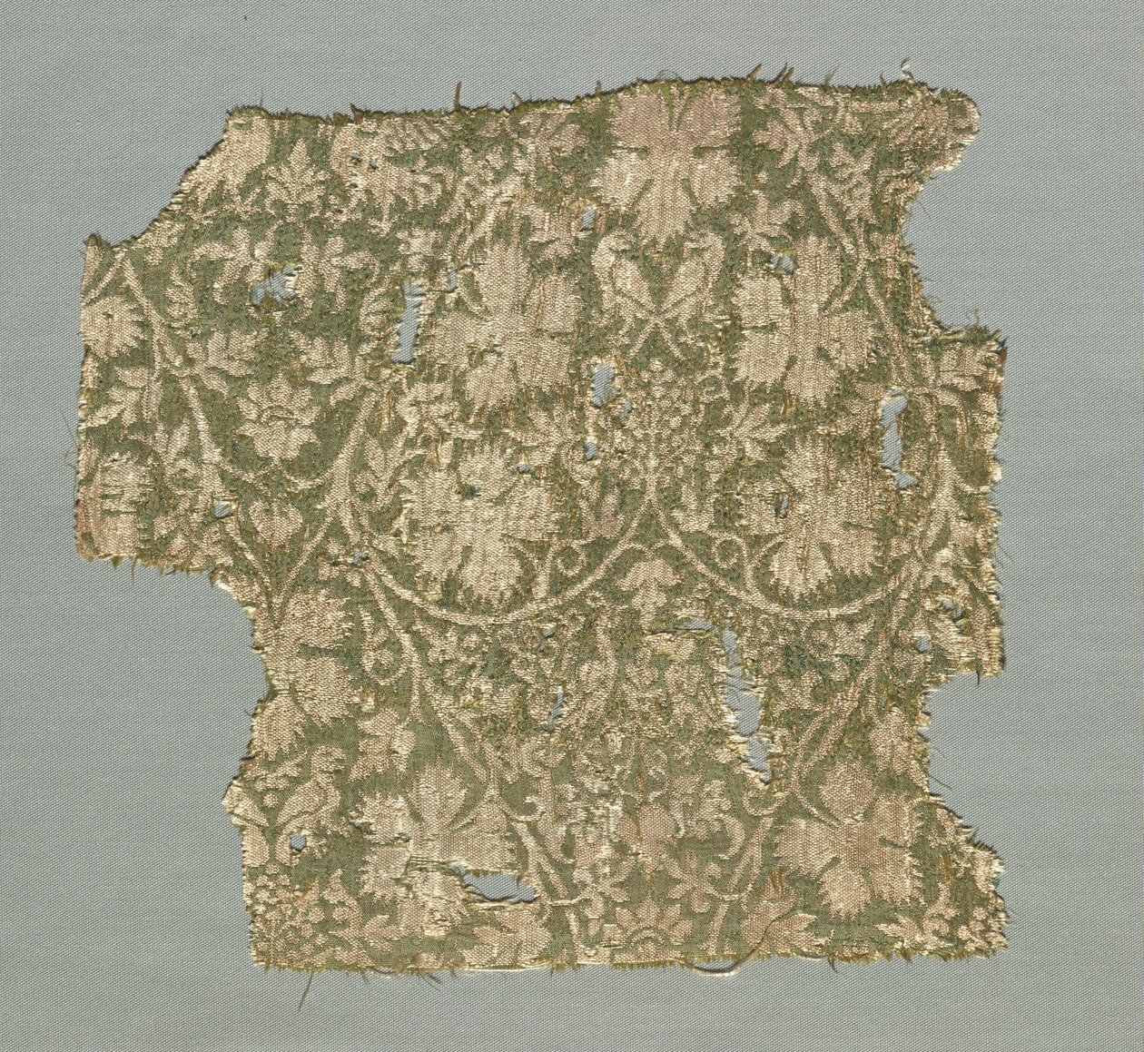 Fragment jedwabiu z przewijającymi się winoroślami, liśćmi winogron, winogronami i ptakami autorstwa Unknown artist