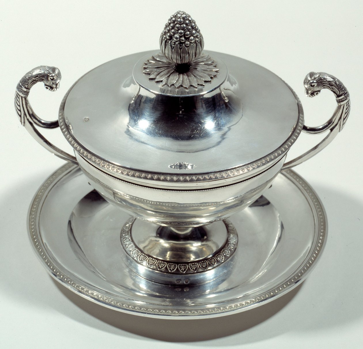 Srebrny kubek z wierzchołkiem w kształcie szyszki sosnowej. 1789-1809. Patrzeć. Narodowe Muzeum Renesansu autorstwa Unknown artist