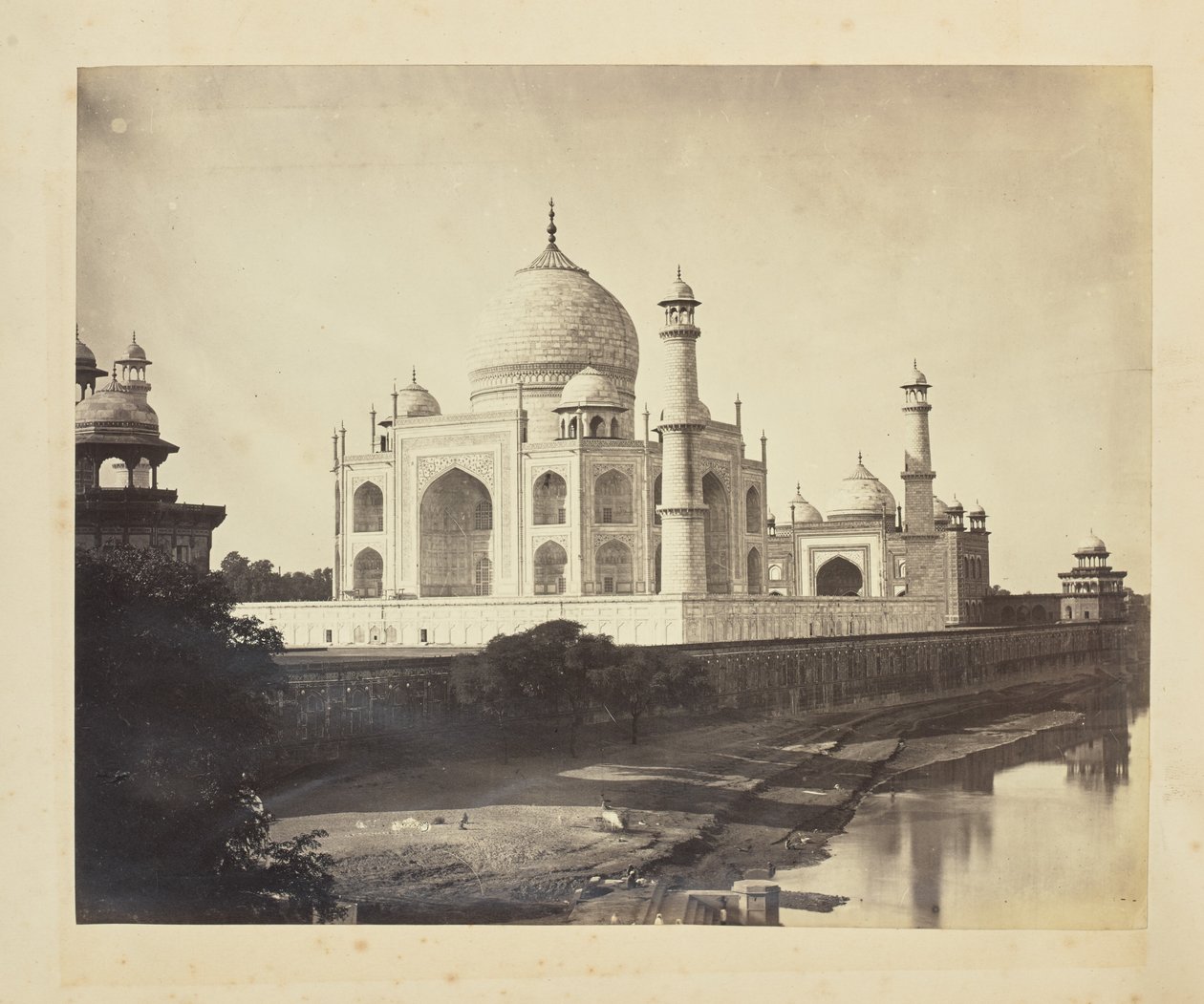 [Taj Mahal z brzegów rzeki Jamuny]. autorstwa Unknown artist