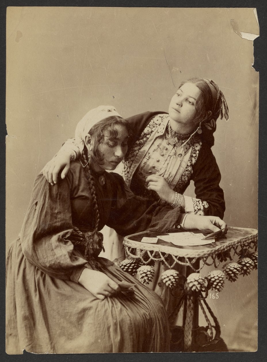 [Dwie kobiety przy biurku]. autorstwa Unknown artist