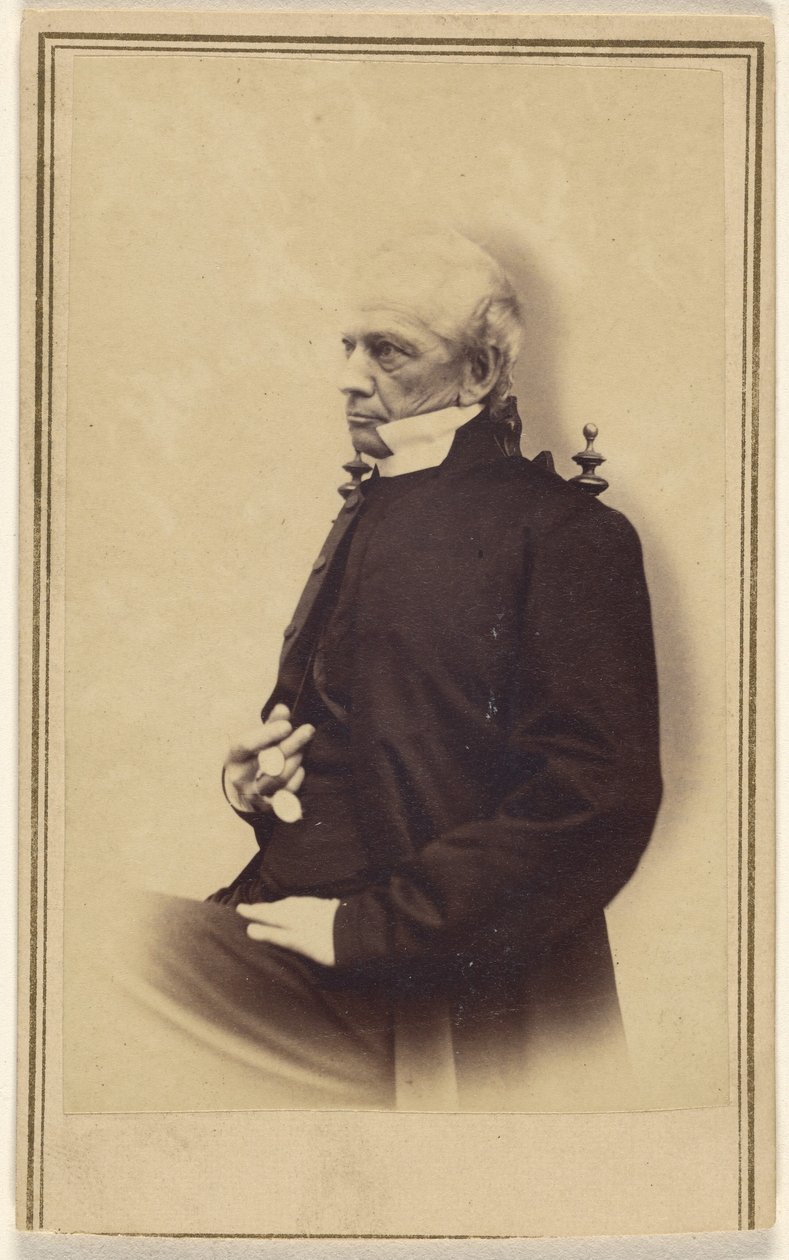 [Niezidentyfikowany łysiejący starszy mężczyzna w pozycji siedzącej, trzymający pince-nez]. autorstwa Unknown artist