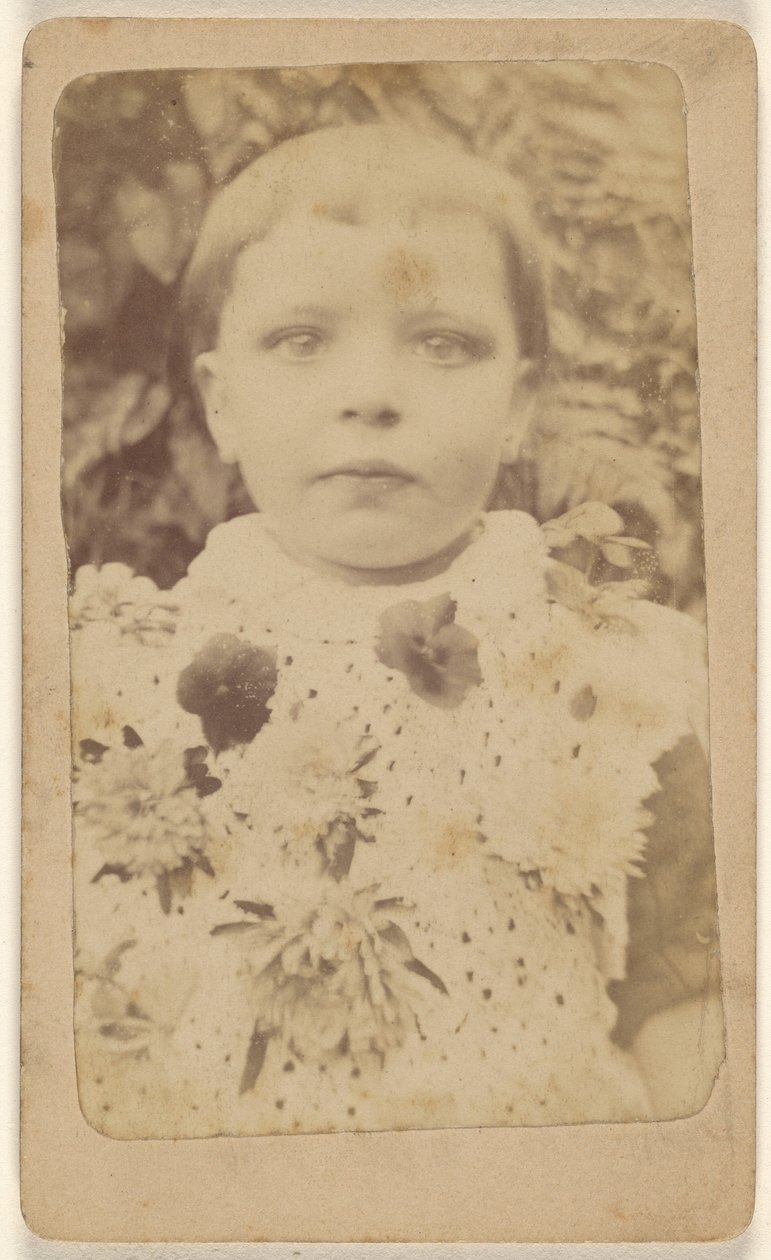 [Niezidentyfikowana dziewczynka w kwiecistej sukience]. autorstwa Unknown artist