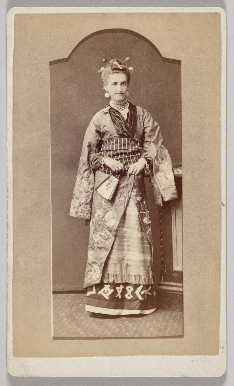 Bez tytułu (biała kobieta w japońskim kimonie z wachlarzem) autorstwa Unknown artist