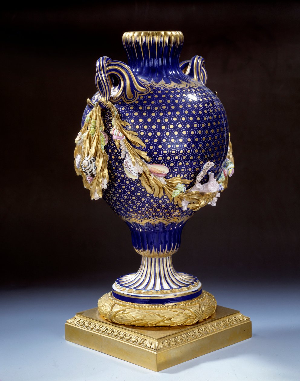 Wazon z rybim ogonem z twardej porcelany. Około 1765-1770. Paryż. Musée du Louvre autorstwa Unknown artist