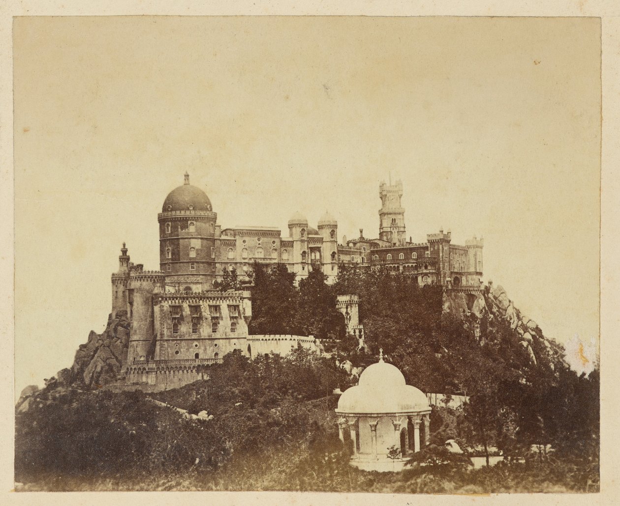 [Widok na Palácio da Pena, Portugalia]. autorstwa Unknown artist