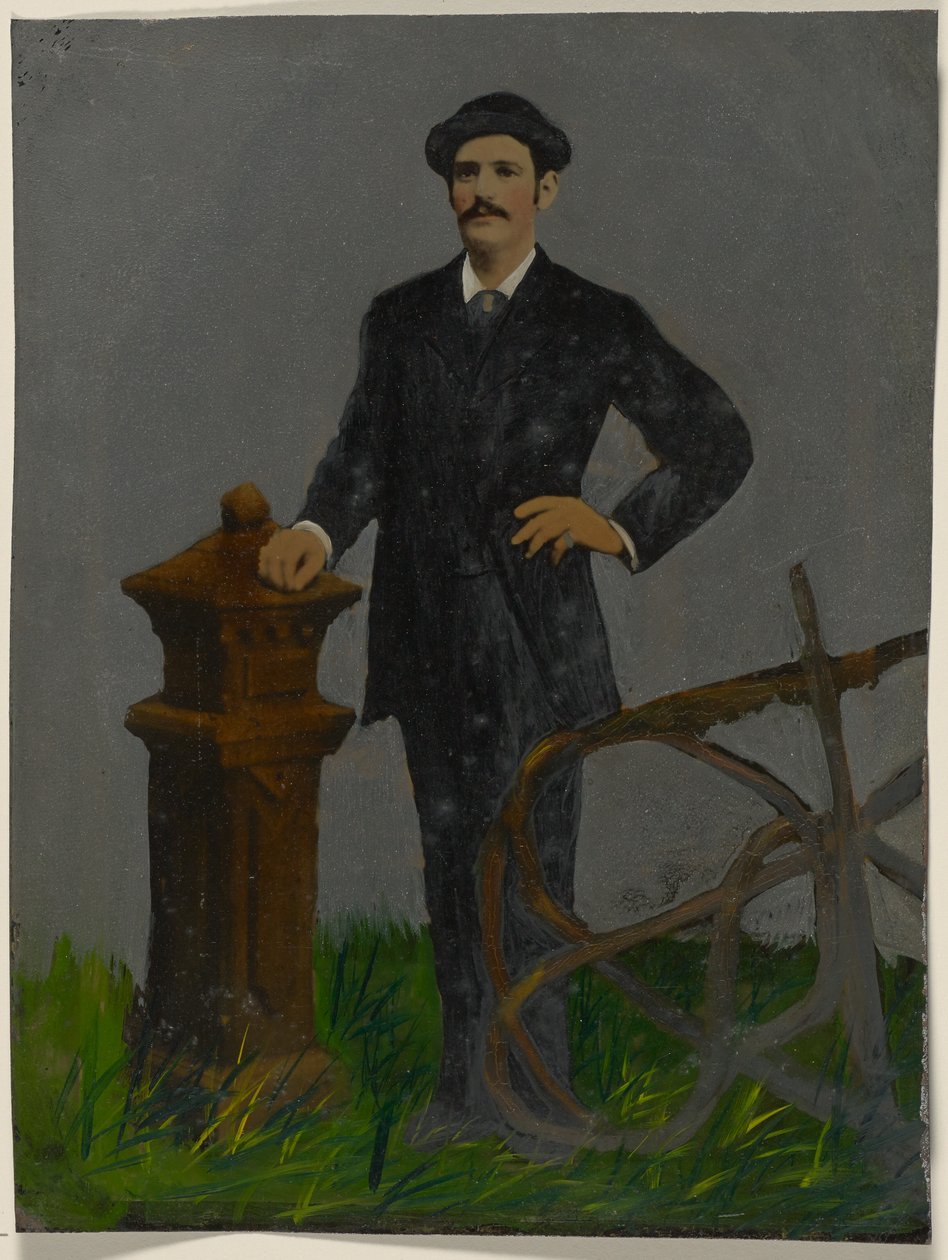 [Portret stojącego mężczyzny w kapeluszu]. autorstwa Unknown artist/maker