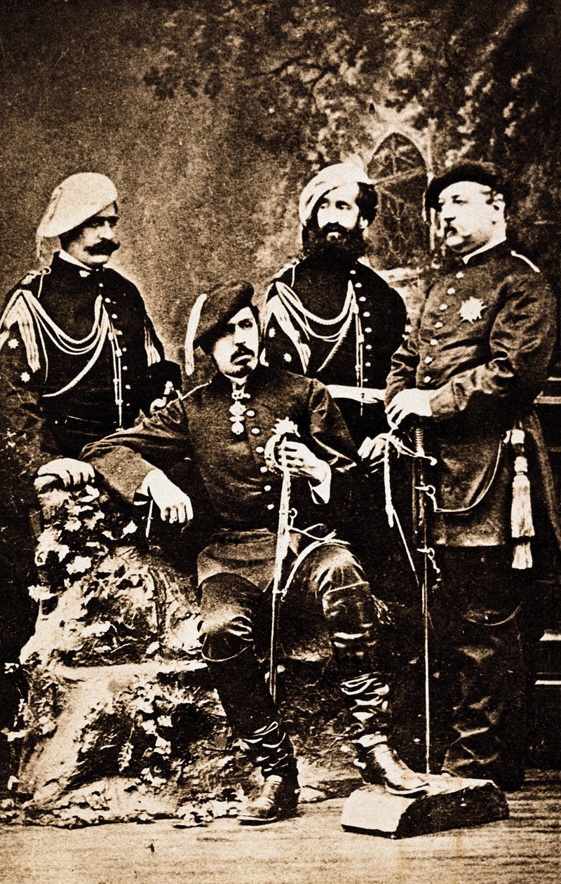 III wojna karlistów (1872-1876): pretendent do tronu Hiszpanii Karol de Burbon (1848-1909) (Carlos Maria de Borbon y Austria-Este lub Karol VII), książę Madrytu, otacza swoimi obrońcami. Sanguesa, la Rioja, Hiszpania Fotografia około 1872-1876 autorstwa Unknown photographer