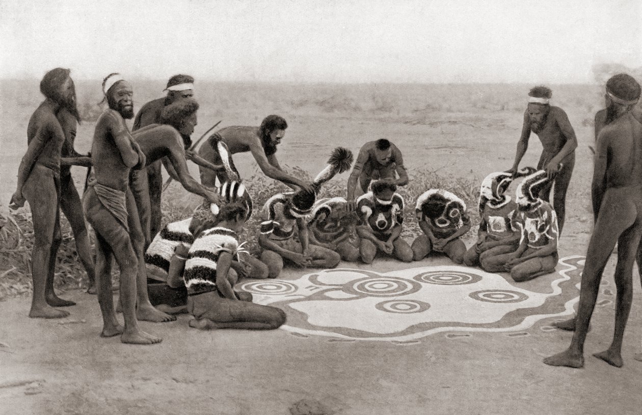 Ceremonia totemiczna plemienia Warramunga w Australii autorstwa Unknown photographer