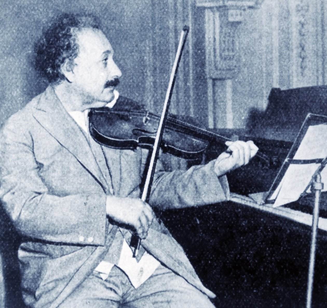 Albert Einstein grający na skrzypcach (zdjęcie czarno-białe) autorstwa Unknown photographer