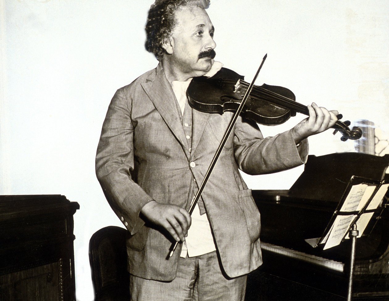 Albert Einstein grający na skrzypcach, ok. 1932 r. (zdjęcie czarno-białe) autorstwa Unknown photographer