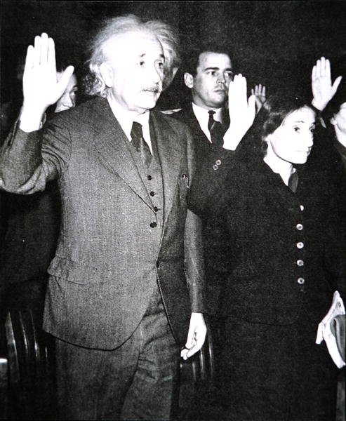 Albert Einstein ze swoją pasierbicą Margot składający przysięgę obywatelstwa USA, New Jersey autorstwa Unknown photographer