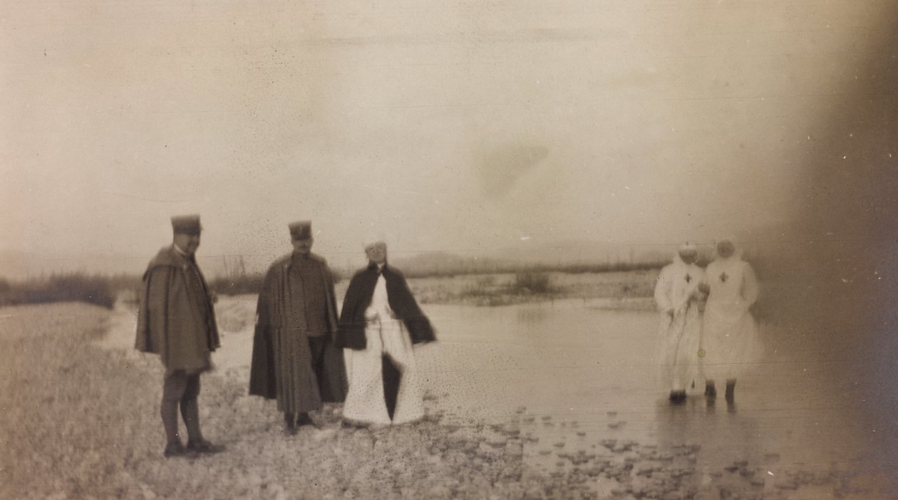 Album z I wojny światowej we Friuli-Wenecji Julijskiej: oficerowie i pielęgniarki Czerwonego Krzyża nad rzeką Natisone autorstwa Unknown photographer