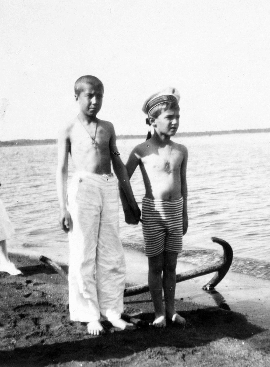 Aleksiej carewicz grający na plaży w Liwadii na Krymie (zdjęcie czarno-białe) autorstwa Unknown photographer