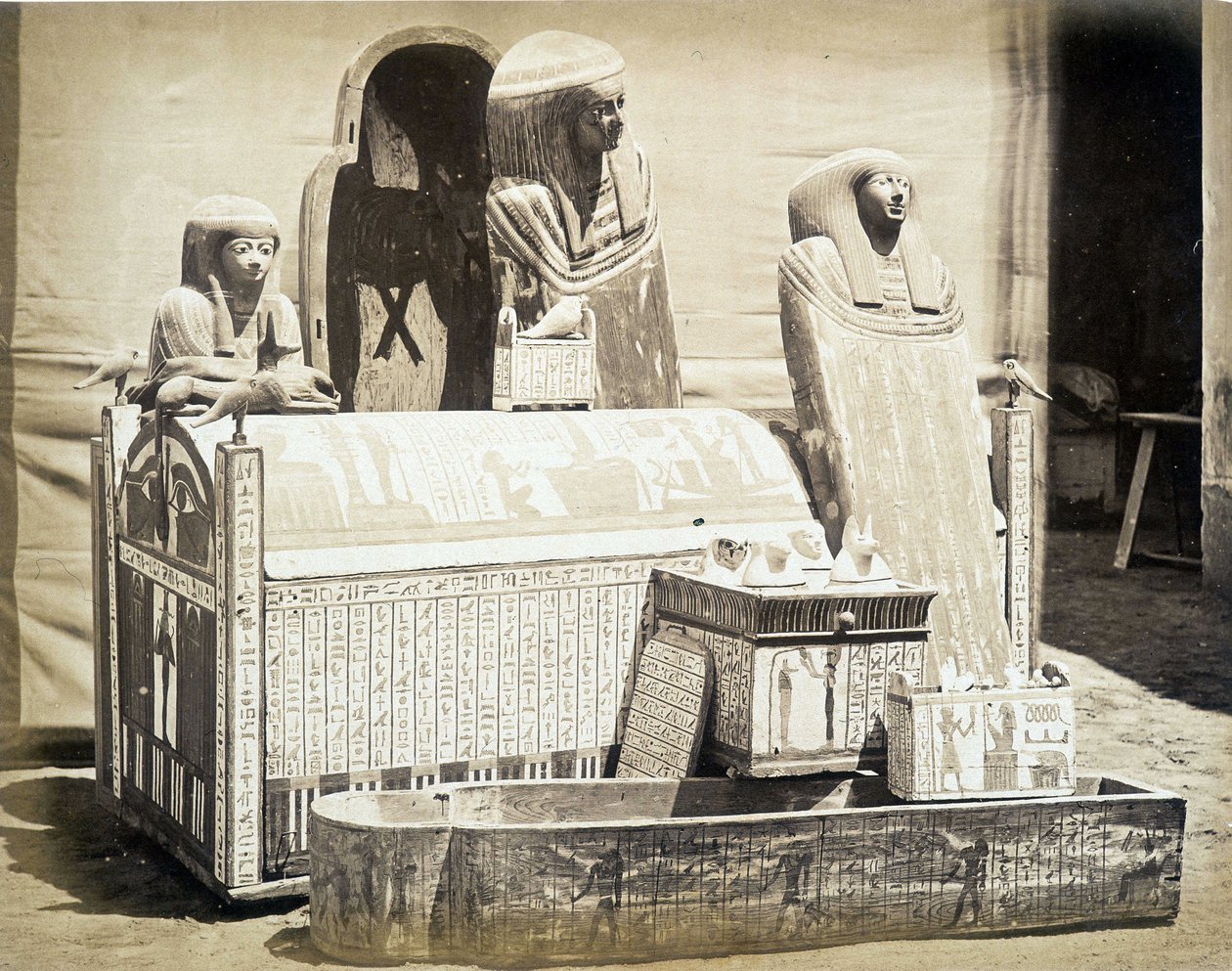 Posągi archeologiczne znalezione w Egipcie - w „Albumie fotograficznym 1. Muzeum Kairu” ufundowanym przez Auguste Mariette Bey autorstwa Unknown photographer