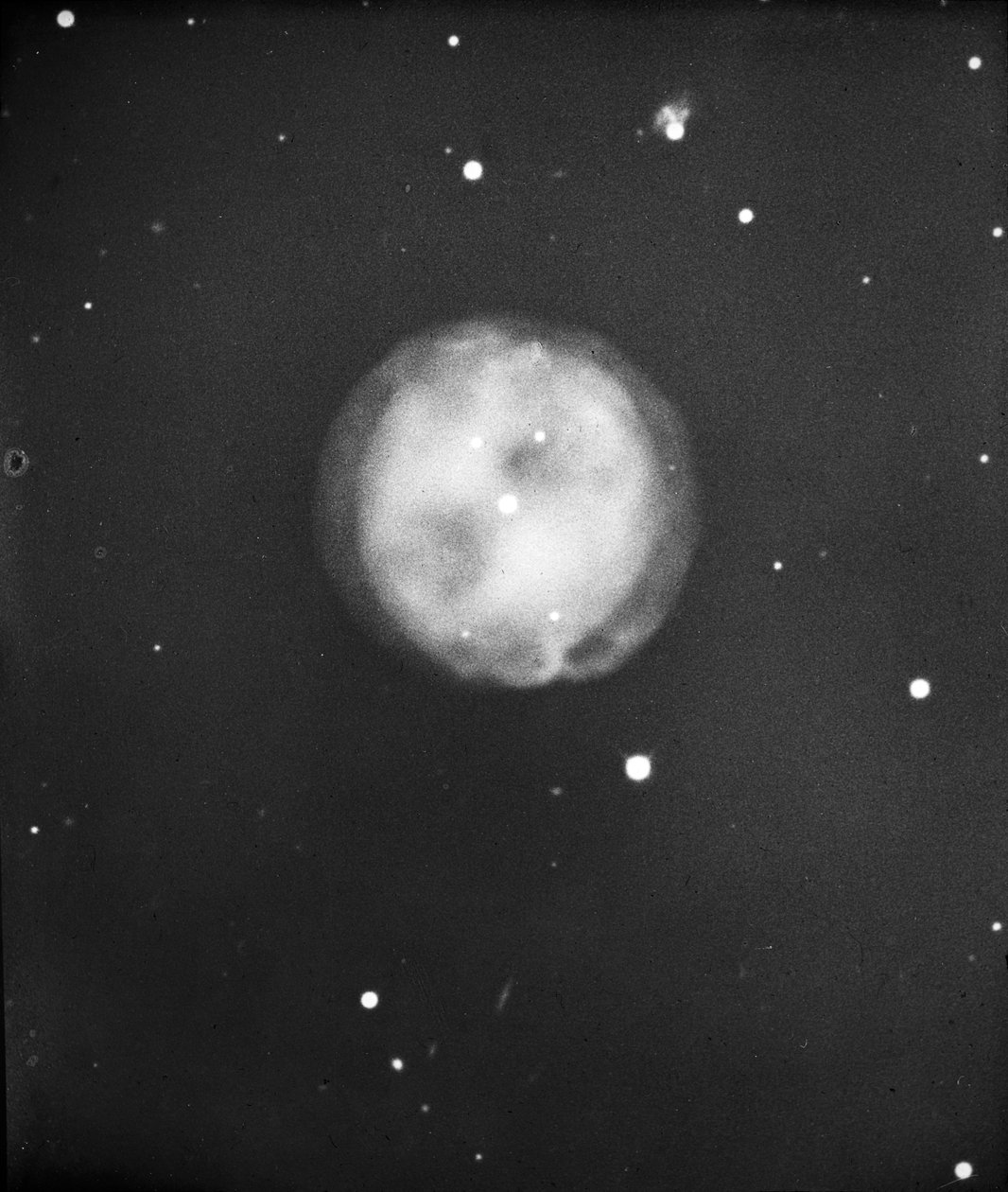 Szkiełko astronomiczne przedstawiające Mgławicę Sowa w Wielkiej Niedźwiedzicy (1910) autorstwa Unknown photographer