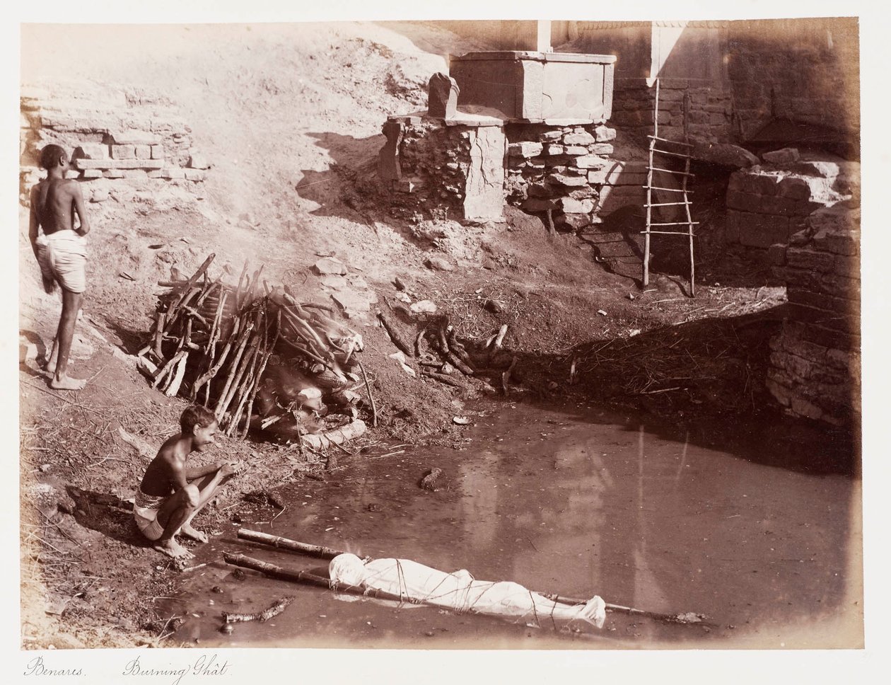 Benares Płonący Ghat, ok. 1885 (zdjęcie w sepii) autorstwa Unknown photographer