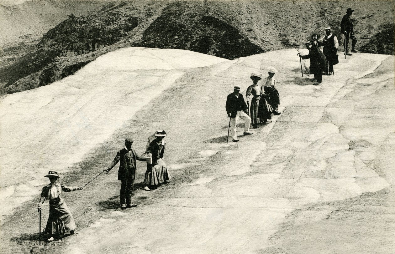 Chamonix (Haute-Savoie, Alpy): przekraczanie Mer de Glace przez grupę eleganckich turystów z ich sabaudzkim przewodnikiem autorstwa Unknown photographer